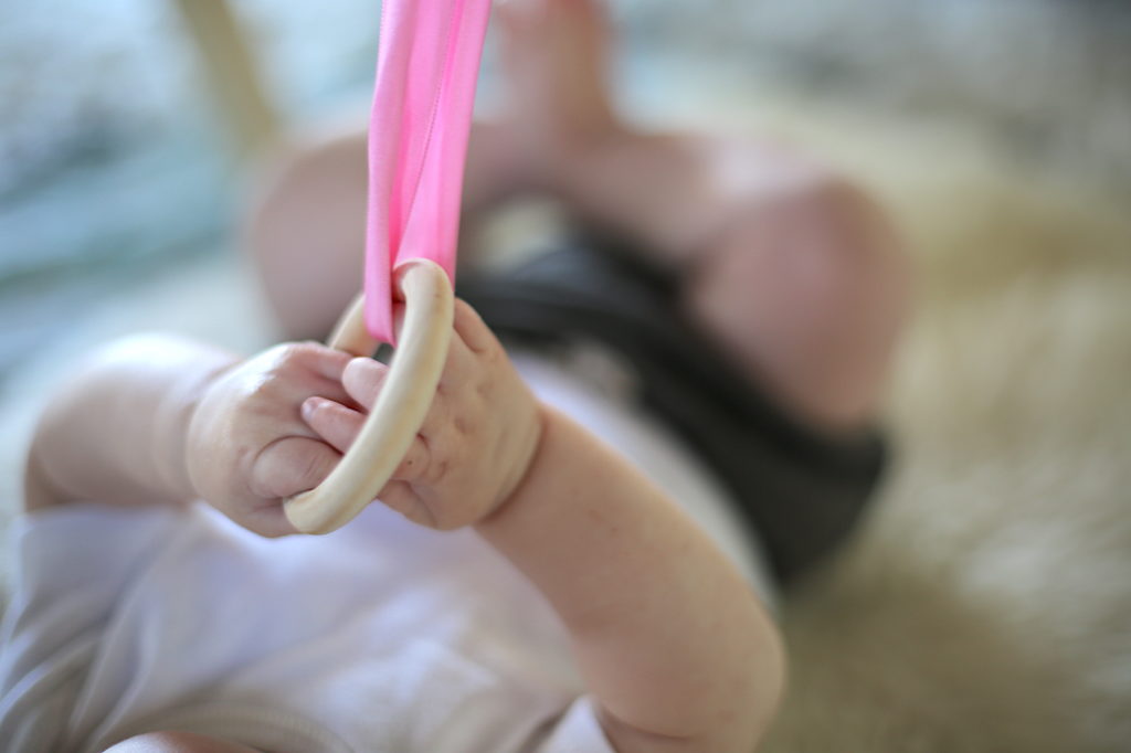 montessori} Coin Nido et jouets bébé de ses 3 à 6 mois - Le blog de carole
